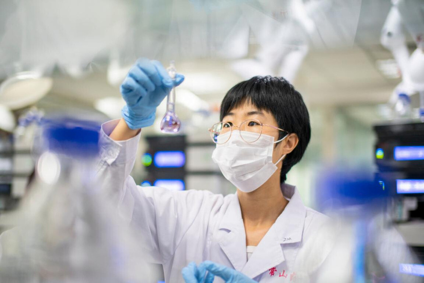 A researcher works on a new drug at Hebei Changshan Biochemical Pharmaceutical Co., Ltd. in north China's Hebei province. (Photo/Wu Zhiwei)