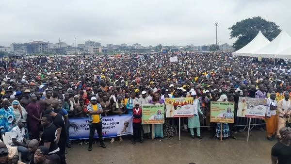 Présidentielle 2025 au Cameroun : Issa Tchiroma Bakary mobilise une foule immense à Douala
