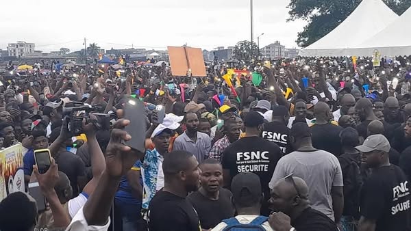 Présidentielle 2025 au Cameroun : Issa Tchiroma Bakary mobilise une foule immense à Douala