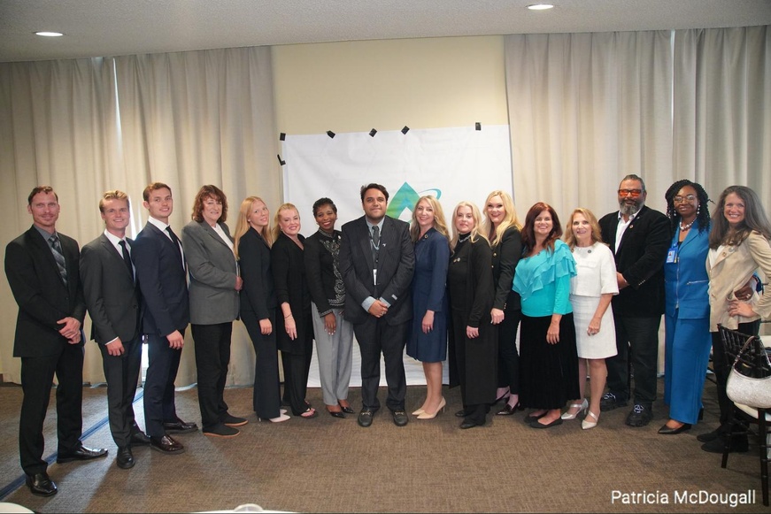 Certains des dignitaires présents à l'événement prennent une photo de famille.