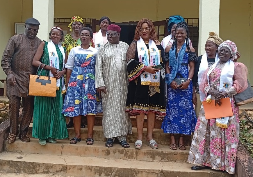 La délégation du REFAC pose avec le sous-préfet de Sa'a, Djibrilla Yaya, au terme de la visite de courtoie.