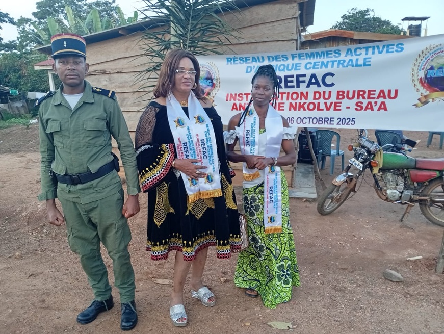 La présidente de l'antenne REFAC de Sa'a Nga Bodo Yveline et Mme la Présidente générale. Sous l'oeil vigilant de la force de l'ordre. La présidente de l'antenne REFAC de Sa'a Nga Bodo Yveline et Mme la Présidente générale. Sous l'oeil vigilant de la force de l'ordre.