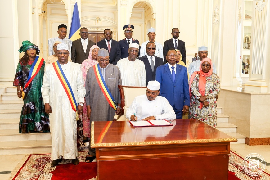 Tchad : le chef de l’Etat promulgue la Loi fondamentale révisée Tchad : le chef de l’Etat promulgue la Loi fondamentale révisée