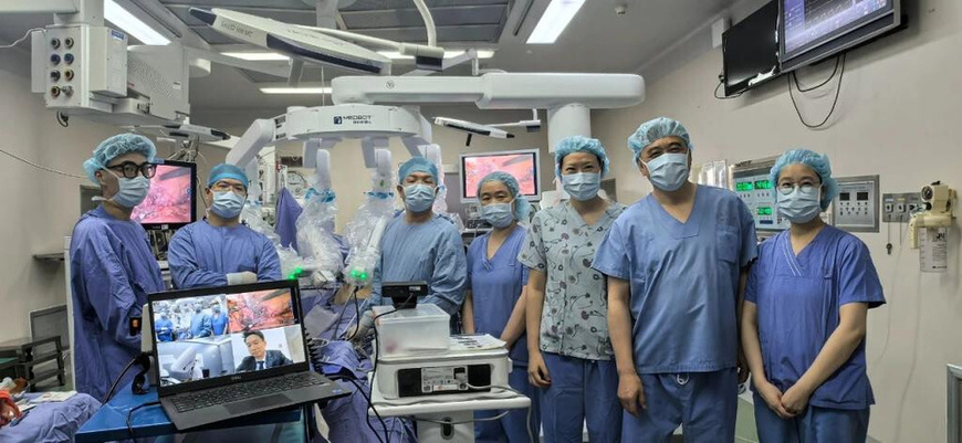 Medical workers attending the surgery pose for a picture following its completion. (Photos provided by Zhejiang University)