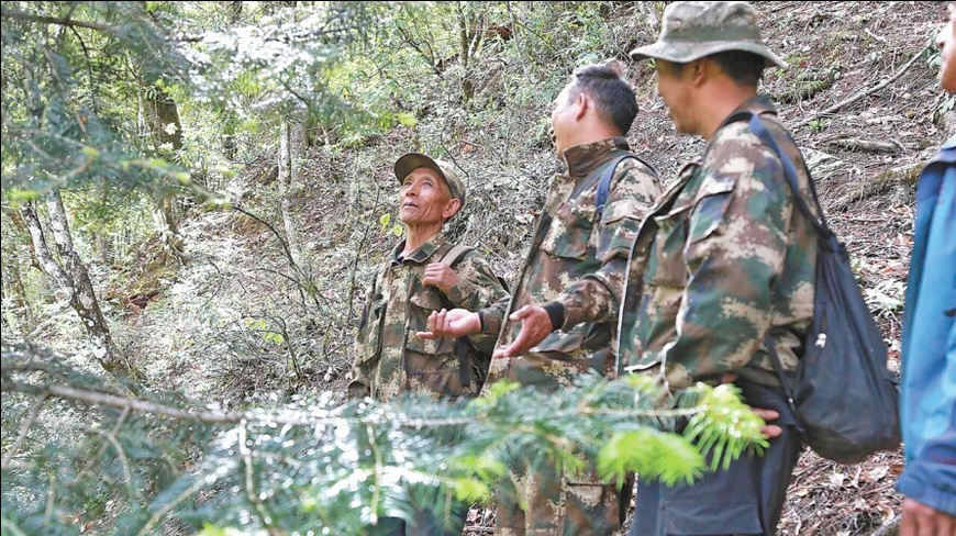Yu Jianhua (far left) is on patrol in the Baima Snow Mountain Nature Reserve, southwest China's Yunnan province. (Photo/Zeng Zhihui)