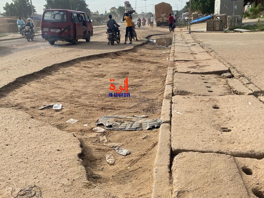 Une route dégradée à N'Djamena. © Alwihda Une route dégradée à N'Djamena. © Alwihda