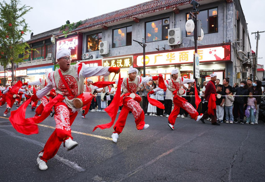 A traditional folk dance performance takes place in Zhengding, north China's Hebei province, Oct. 1, 2025. (Photo/Liang Zidong)