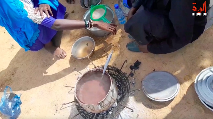 Une marmite sur le feu à même le sol à N'Djamena. © Alwihda Info