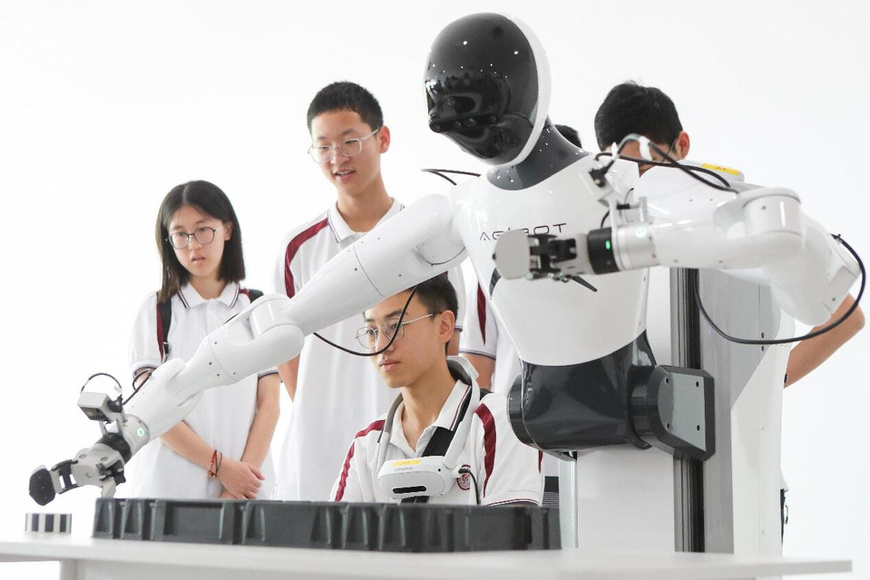 Students control a robot at the Hangzhou Bay Embodied Intelligence Innovation Center in Shangyu district, Shaoxing, east China's Zhejiang province. (Photo/Zhu Shengjun)