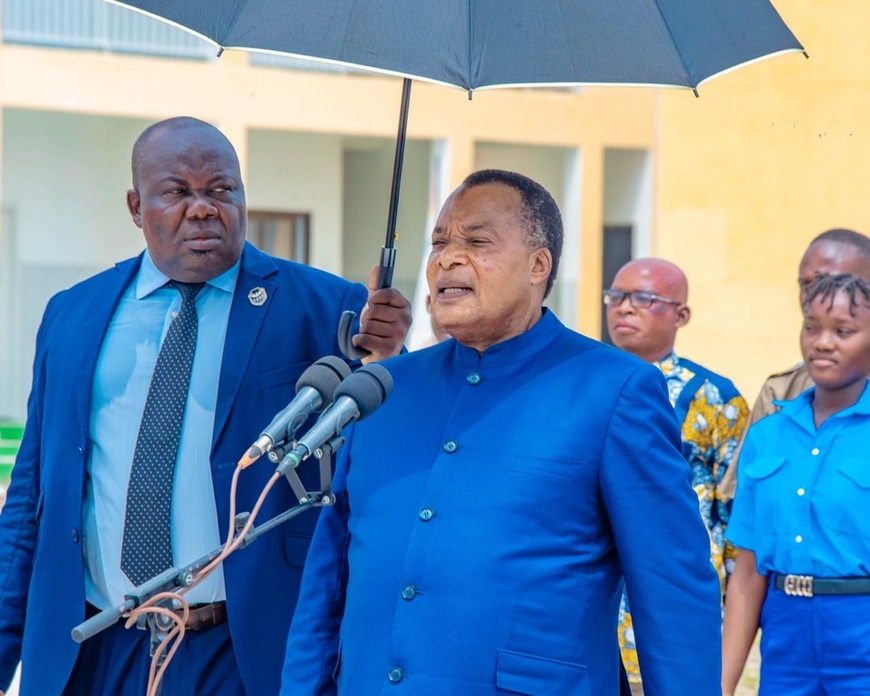 Denis Sassou N'Guesso face à la presse au complexe scolaire de la Liberté