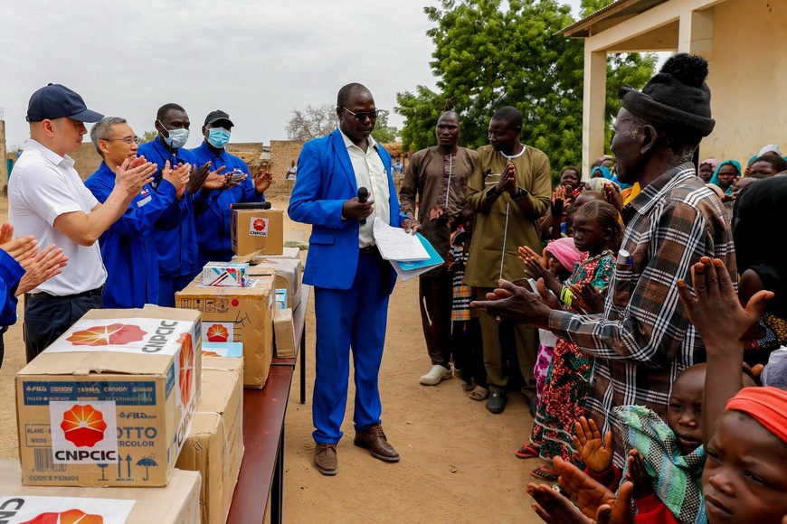 L’ambassadeur de Chine au Tchad, M. Wang Xining, et son épouse, ainsi que M. Liu Henian, Le président de la CNPCIC, rendent visite aux enfants de l’école primaire du village de Koudalwa  CNPCIC et SHT font conjointement don de fournitures médicales pour soutenir les services de santé de la communauté du champ pétrolifère.