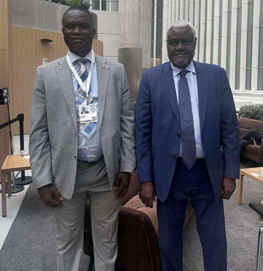 Le représentant du Conseil Économique, Social, Culturel et Environnemental du Tchad, en compagnie de S.E. Moussa Faki Mahamat, ancien Président de la Commission de l’Union africaine, à l’occasion des Assemblées annuelles 2025 du FMI et de la Banque mondiale. Le représentant du Conseil Économique, Social, Culturel et Environnemental du Tchad, en compagnie de S.E. Moussa Faki Mahamat, ancien Président de la Commission de l’Union africaine, à l’occasion des Assemblées annuelles 2025 du FMI et de la Banque mondiale.