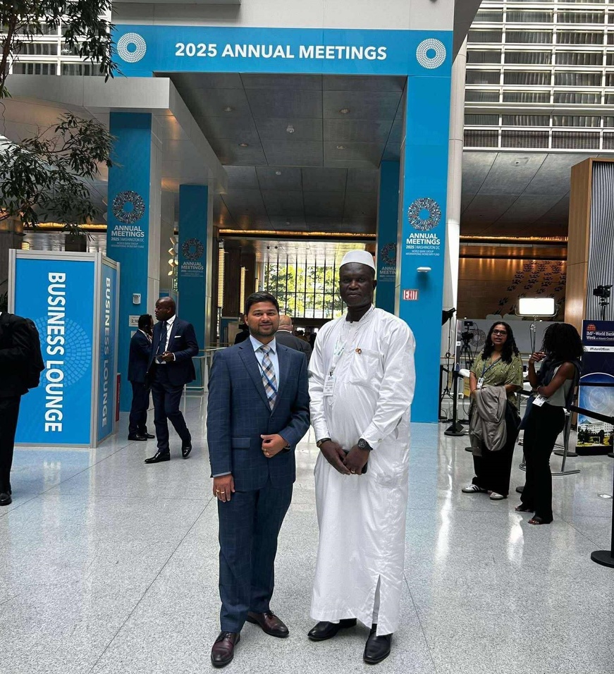 Son Excellence Olivier Noudjalbaye Dedingar en pleine discussion bilatérale dans le cadre du Business Lounge des Assemblées annuelles 2025. Son Excellence Olivier Noudjalbaye Dedingar en pleine discussion bilatérale dans le cadre du Business Lounge des Assemblées annuelles 2025.