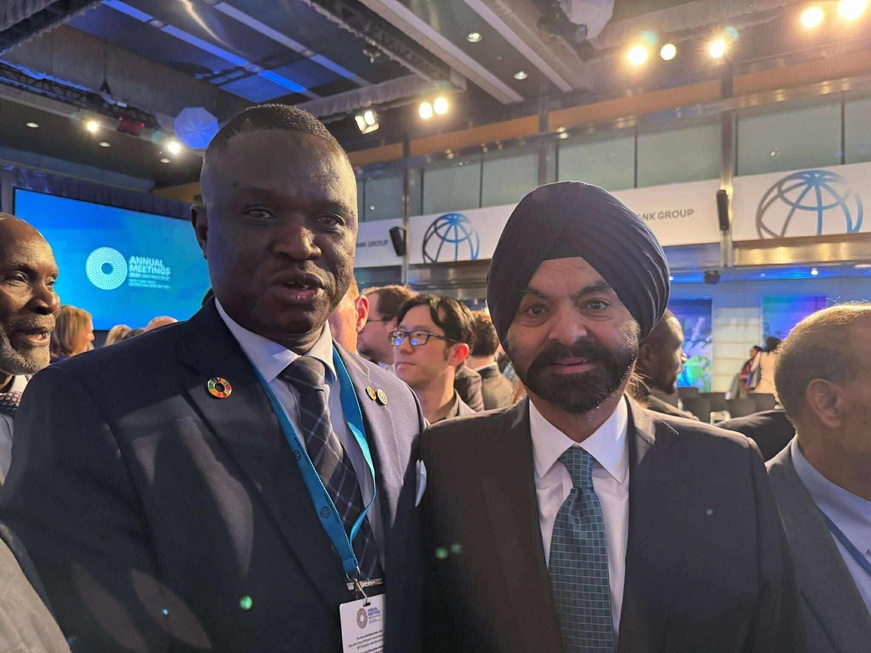 Le représentant du Conseil Économique, Social, Culturel et Environnemental du Tchad, en compagnie du Président du Groupe de la Banque mondiale, M. Ajay Banga, lors des Assemblées annuelles 2025.