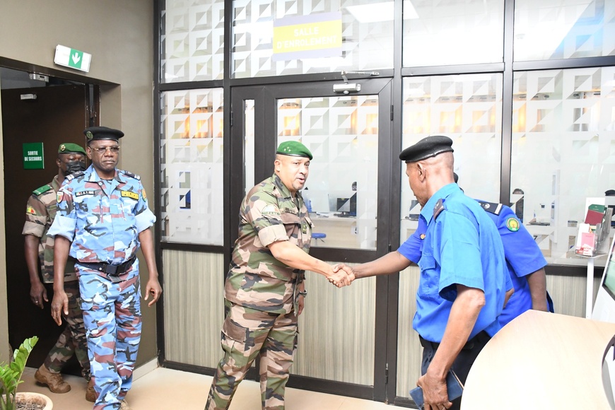 Mali : le ministre de la Sécurité lance officiellement la reprise de la production du e-Passeport AES sécurisé Mali : le ministre de la Sécurité lance officiellement la reprise de la production du e-Passeport AES sécurisé