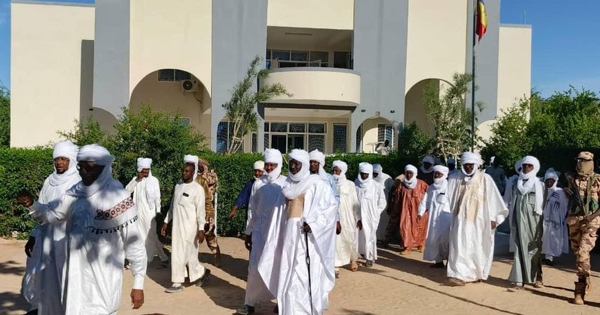 Tchad : Le Délégué Général du Kanem et les membres du CPN/MPS échangent sur la lutte contre les feux de brousse Tchad : Le Délégué Général du Kanem et les membres du CPN/MPS échangent sur la lutte contre les feux de brousse