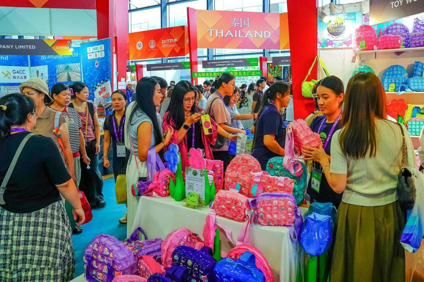 Visitors to the 22nd China-ASEAN Expo buy Thai products, Sept. 18, 2025. (Photo/Zhu Xiaoming) Visitors to the 22nd China-ASEAN Expo buy Thai products, Sept. 18, 2025. (Photo/Zhu Xiaoming)
