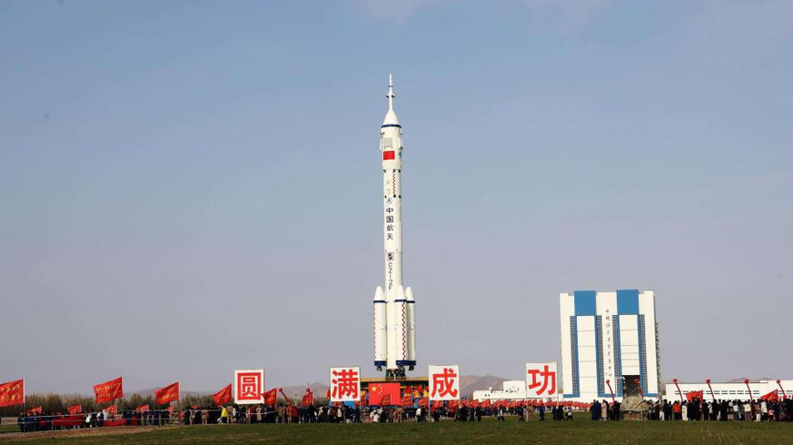 The combination of the Shenzhou-21 spaceship and a Long March-2F carrier rocket is transferred to the launching area in Jiuquan, northwest China's Gansu province, Oct. 24, 2025. (Photo/Cheng Lin)