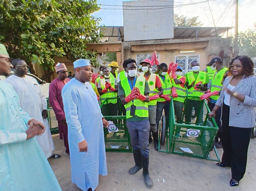 عمدة بلدية إنجمينا يسلّم معدات للنظافة في إطار جعل العاصمة خالية من الأوساخ