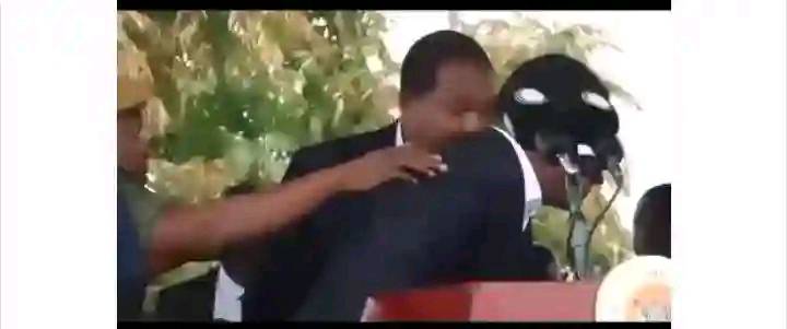 Zambie : Le Président Hakainde Hichilema visé par des jets de pierres fuit son discours