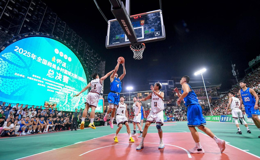 Photo taken on Oct. 17 shows the final of a rural basketball league. (Photo/Jia Zhi) Photo taken on Oct. 17 shows the final of a rural basketball league. (Photo/Jia Zhi)