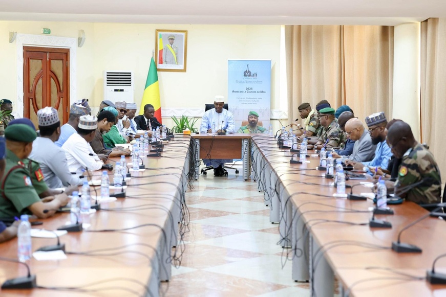 Mali : Le ministre nigérian de la Défense reçu par le Premier ministre Maïga Mali : Le ministre nigérian de la Défense reçu par le Premier ministre Maïga