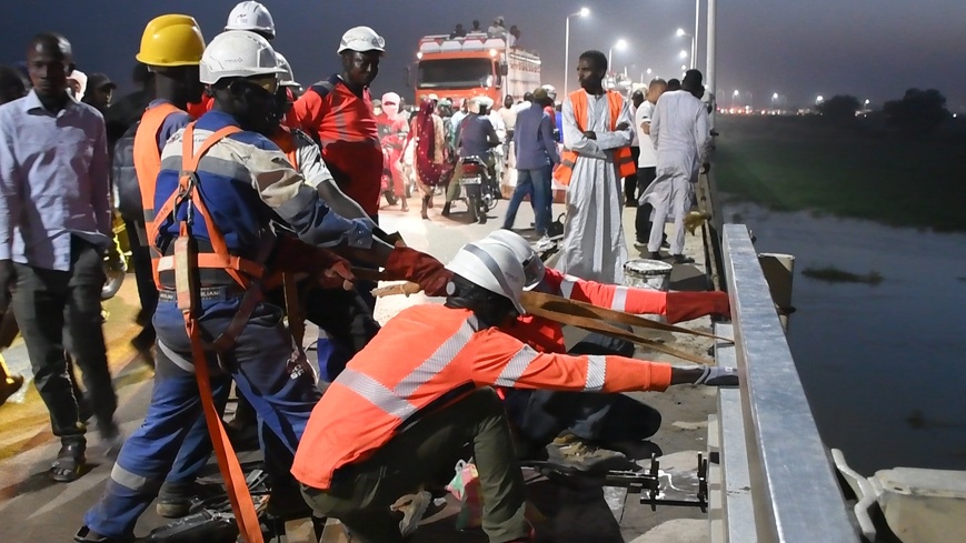 Tchad : Travaux d’entretien achevés sur le pont à double voie après l’accident du gros porteur Tchad : Travaux d’entretien achevés sur le pont à double voie après l’accident du gros porteur
