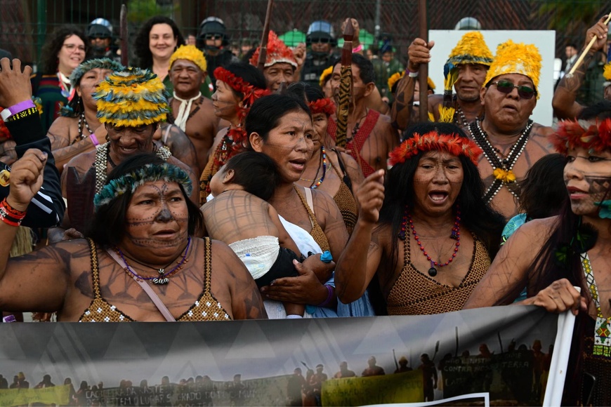 Des autochtones Munduruku, membres du mouvement Ipereg Ayu, scandent des slogans en bloquant l'entrée du site de la COP30. Photo : Pablo PORCIUNCULA / AFP Des autochtones Munduruku, membres du mouvement Ipereg Ayu, scandent des slogans en bloquant l'entrée du site de la COP30. Photo : Pablo PORCIUNCULA / AFP