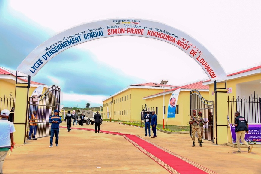 Une vue partielle Le Lycée Kikhounga-Ngot de Dolisie Une vue partielle Le Lycée Kikhounga-Ngot de Dolisie