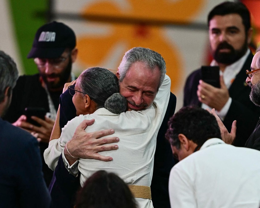 Le président de la COP30, André Corrêa do Lago, embrasse la ministre brésilienne de l'Environnement, Marina Silva, après la conclusion d'un accord lors du Sommet. Photo : Pablo Porciúncula/AFP/Getty Images