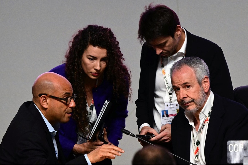 Le secrétaire exécutif de la Convention-cadre des Nations-Unies sur les changements climatiques, Simon Stiell (à gauche), s'entretient avec le président de la COP30, André Correa do Lago, avant le début de la session plénière du dernier jour. Photo : Pablo Porciúncula/AFP/Getty Images