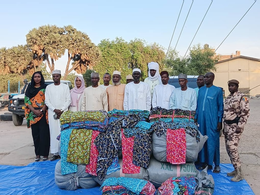 تاجر يتبرع بـ10 آلاف «لفاية» لصالح النساء السودانيات اللاجئات في تشاد تاجر يتبرع بـ10 آلاف «لفاية» لصالح النساء السودانيات اللاجئات في تشاد