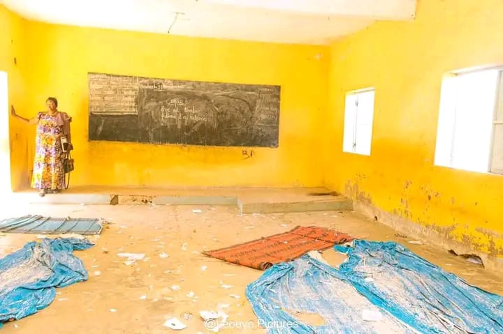 Tchad : Bâtir l’avenir sur la poussière ? Quand les élèves étudient à même le sol