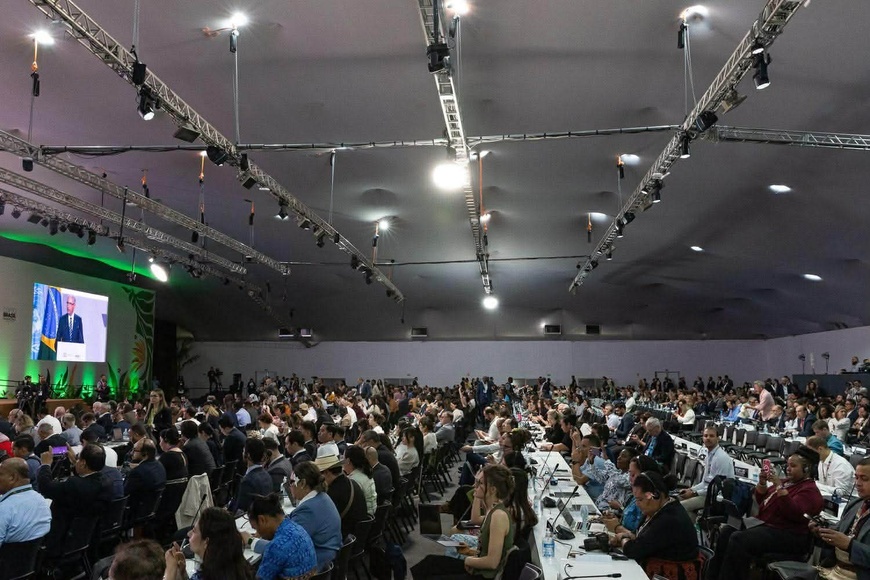 Les délégués se réunissent pour la séance plénière d'ouverture de la COP30 (Photo : © ONU Changements climatiques – Kiara Worth)
