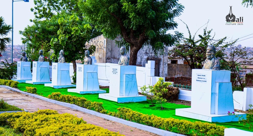 Mali : Inauguration des Places « Mali Cεbaw » et « Mali Kεlεmasaw » à Koulouba Mali : Inauguration des Places « Mali Cεbaw » et « Mali Kεlεmasaw » à Koulouba