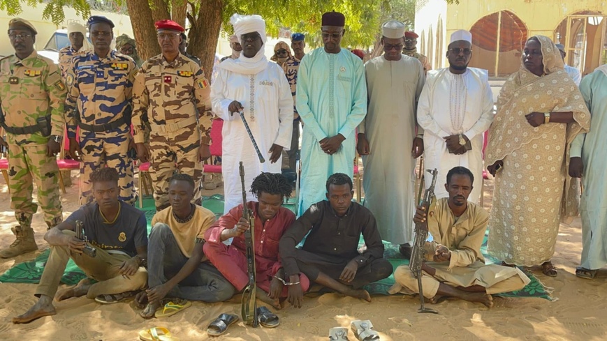 Tchad : 5 malfaiteurs présentés à la presse à Goz-Beïda Tchad : 5 malfaiteurs présentés à la presse à Goz-Beïda
