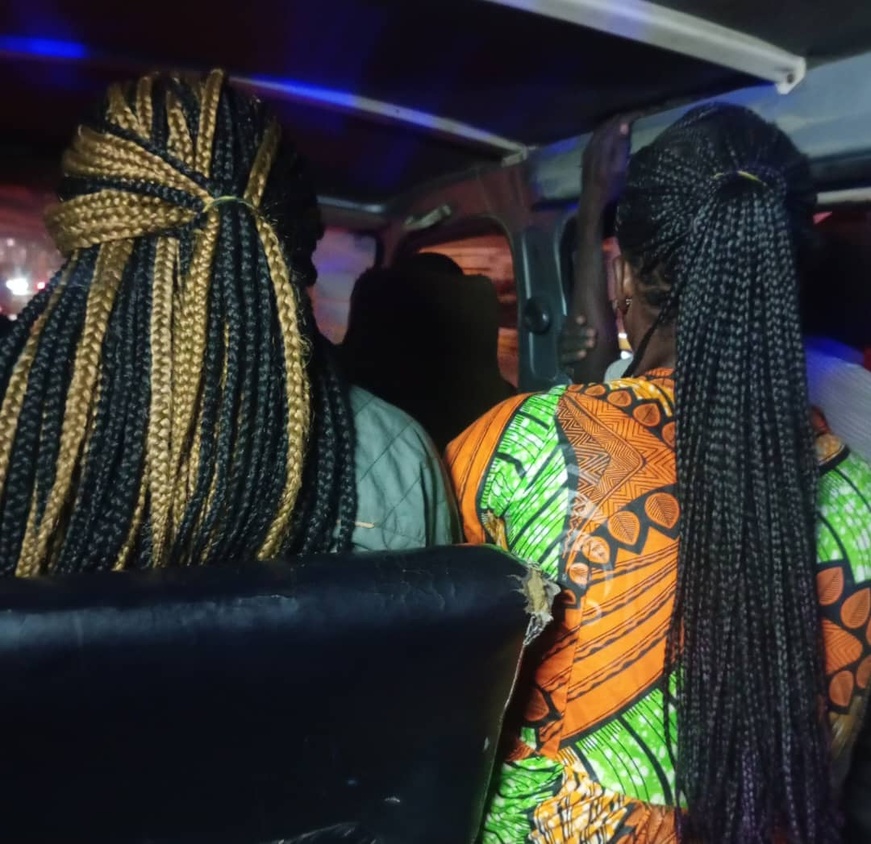 Décembre, le mois des faux cheveux : quand la beauté se coiffe d’artifice Décembre, le mois des faux cheveux : quand la beauté se coiffe d’artifice