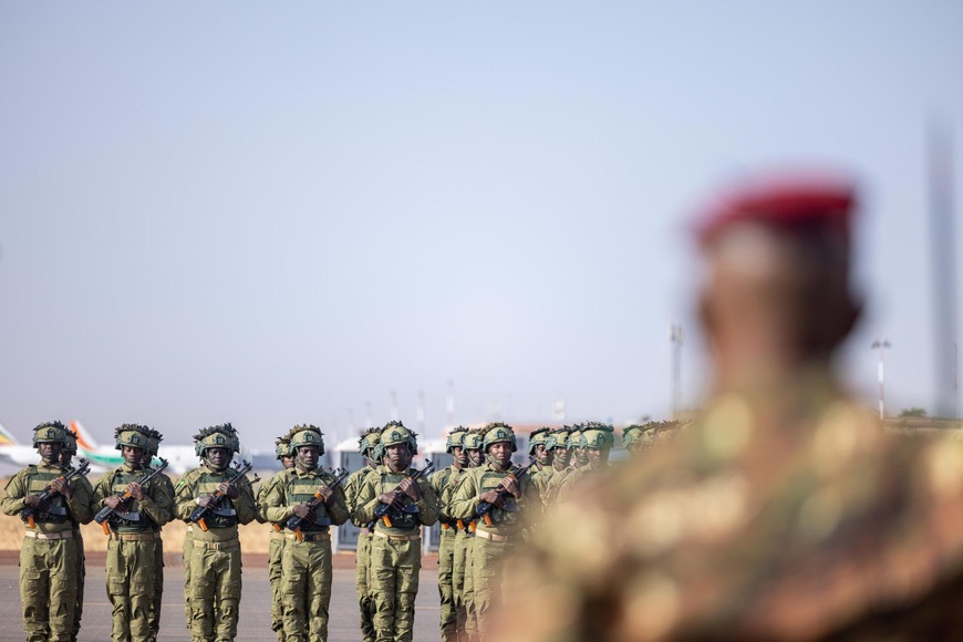 AES : L'Étendard de la Force Unifiée levé, symbole d'une défense souveraine