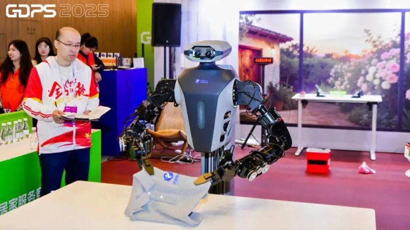 A robot competes at the Global Developer Pioneers Summit 2025 and the International Embodied Intelligence Competition. (Photo/Tang Xiaoli)