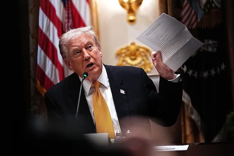 Le président Donald J. Trump présente une liste de mesures législatives potentielles au cas où les républicains aboliraient l'obstruction parlementaire au Sénat, lors d'un déjeuner bilatéral avec le Premier ministre hongrois Viktor Orbán à la Maison-Blanche à Washington, le 7 novembre 2025. (Aaron Schwartz/EPA/Shutterstock)