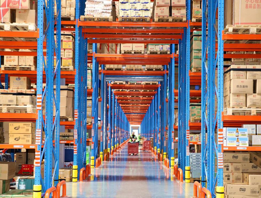 Photo shows a logistics center of an industrial park in Nanyang, central China's Henan province. (Photo/Gao Song)
