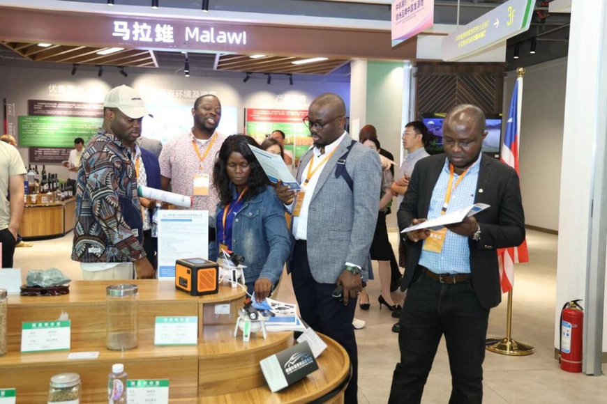 Foreign merchants visit the permanent exhibition hall of the China-Africa Economic and Trade Expo in Changsha, central China's Hunan province. (Photo from Changsha Evening News)