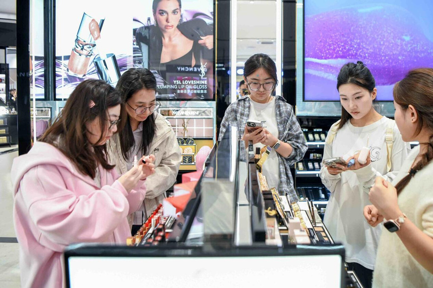 Consumers shop in a duty-free mall in Haikou, south China's Hainan province. (Photo/Su Bikun) Consumers shop in a duty-free mall in Haikou, south China's Hainan province. (Photo/Su Bikun)