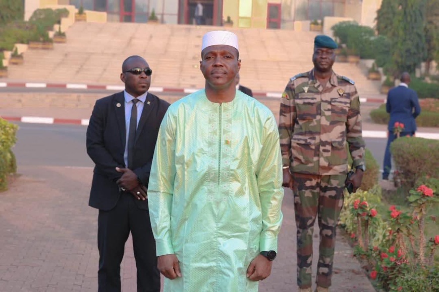 Mali : Le Général Abdoulaye Maïga réaffirme les valeurs républicaines lors de la montée des couleurs à la Primature Mali : Le Général Abdoulaye Maïga réaffirme les valeurs républicaines lors de la montée des couleurs à la Primature