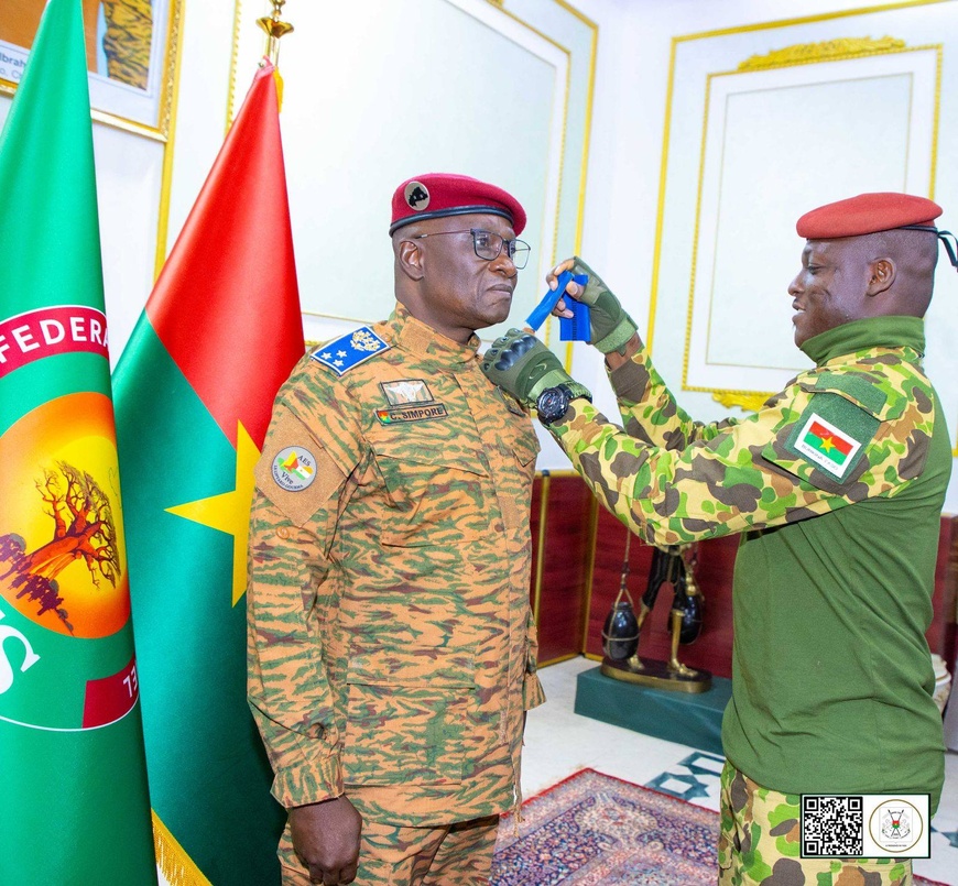 Burkina : le général de division Célestin Simporé reçoit ses attributs des mains du président