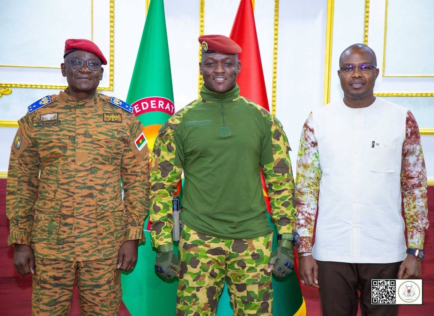 Burkina : le général de division Célestin Simporé reçoit ses attributs des mains du président Burkina : le général de division Célestin Simporé reçoit ses attributs des mains du président