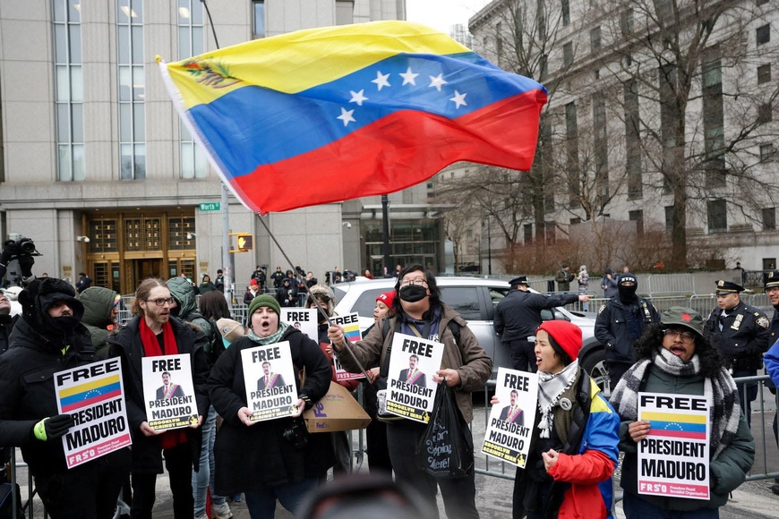 Des manifestants participent à une marche réclamant la libération du président vénézuélien Nicolas Maduro, capturé avec son épouse Cilia Flores à la suite de frappes américaines au Venezuela, à Caracas, le 4 janvier 2026. Photo : Reuters/Leonardo Fernandez Viloria Des manifestants participent à une marche réclamant la libération du président vénézuélien Nicolas Maduro, capturé avec son épouse Cilia Flores à la suite de frappes américaines au Venezuela, à Caracas, le 4 janvier 2026. Photo : Reuters/Leonardo Fernandez Viloria