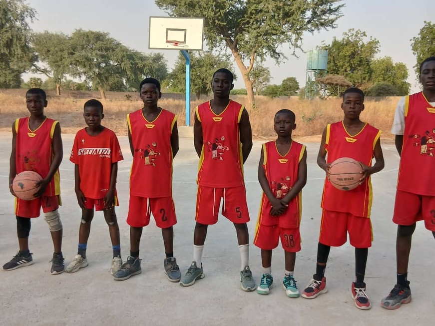 Tchad : la Fédération de basketball offre des équipements sportifs aux enfants Tchad : la Fédération de basketball offre des équipements sportifs aux enfants
