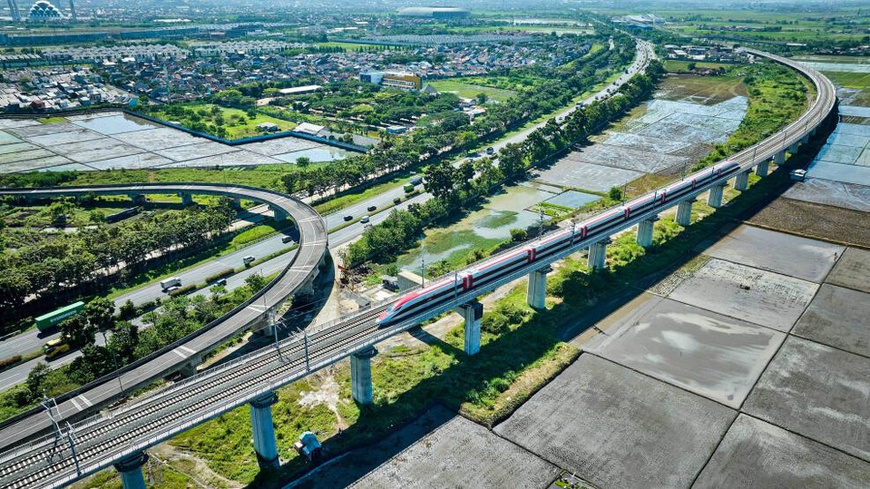 A high-speed train runs on the Jakarta–Bandung High-Speed Railway in Indonesia. (Photo/Shi Jiamin)