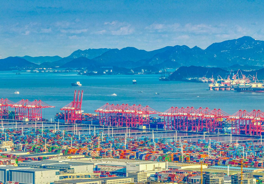 Photo shows container yards and a terminal in the Meishan port area of Ningbo-Zhoushan Port in east China's Zhejiang province. (Photo/Hu Xuejun)